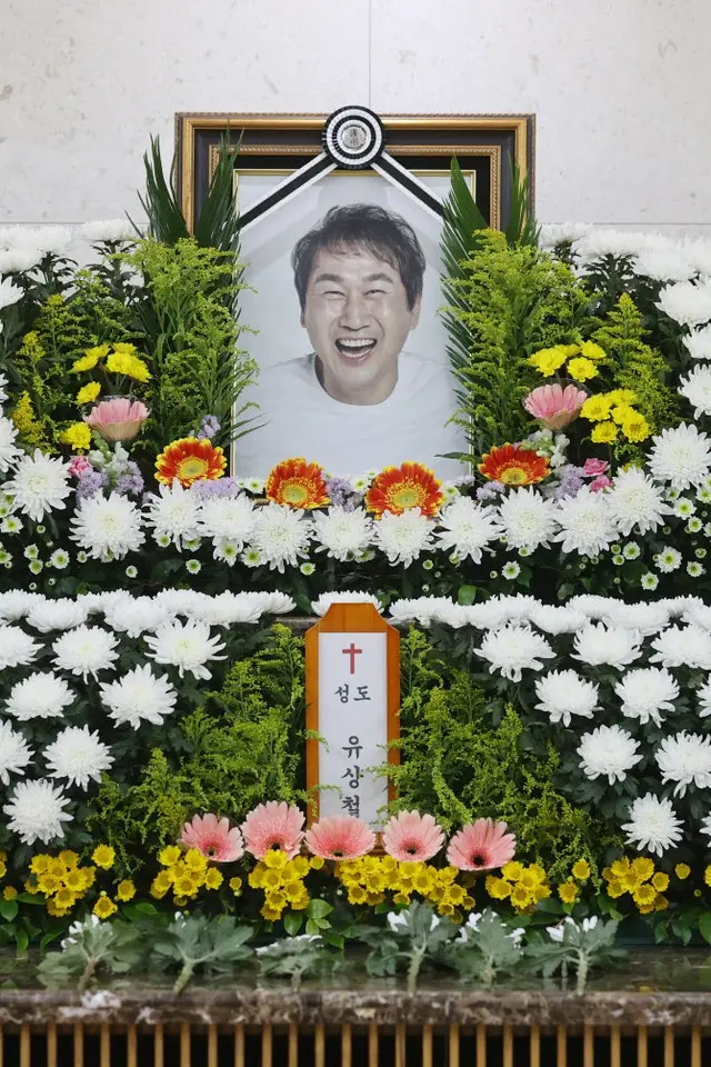 「韓国サッカーのレジェンド」故ユ・サンチョルさん、家族やサッカー仲間に見送られ母の隣に埋葬（画像提供:wowkorea）