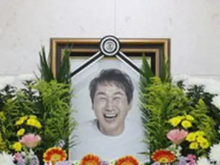 「韓国サッカーのレジェンド」故ユ・サンチョルさん、家族やサッカー仲間に見送られ母の隣に埋葬