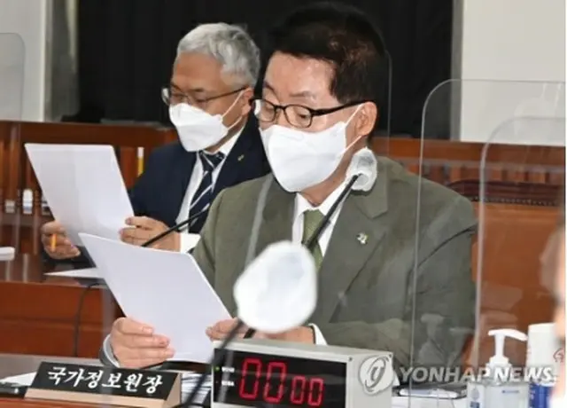 国会情報委員会に出席した国情院の朴智元（パク・チウォン）院長＝9日、ソウル（聯合ニュース）