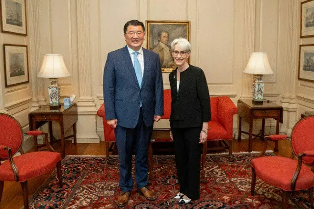 訪米中の崔鍾建 韓国外務第1次官と米国務省のシャーマン副長官（画像提供:wowkorea）