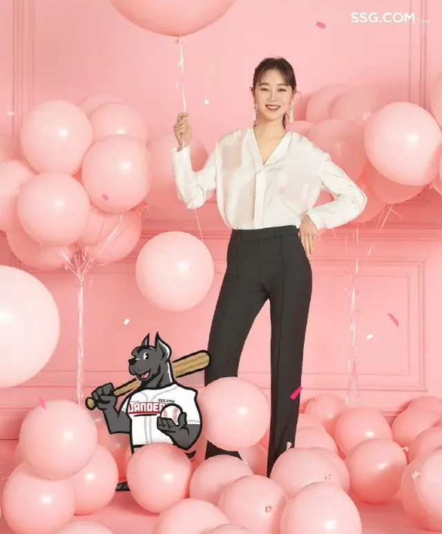 「SSGドットコム」のモデルを務める女優コン・ヒョジン、12日SSG LANDERSフィールド「始球式」に登場（画像提供:wowkorea）
