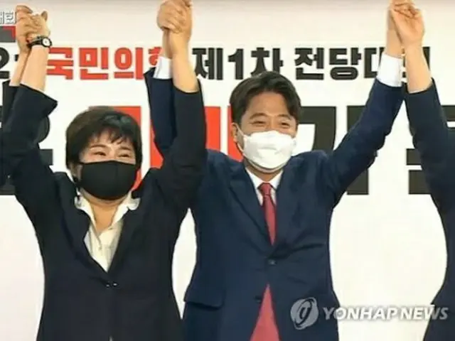 党代表に選出後、喜ぶ李氏（右、国民の力のユーチューブより）＝（聯合ニュース）≪転載・転用禁止≫
