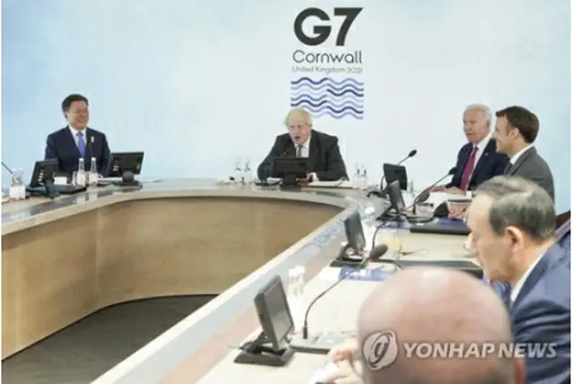 Ｇ７サミットの第１セッションに出席した（左から）文大統領、ジョンソン英首相、バイデン米大統領、マクロン仏大統領、菅首相＝１２日、コーンウォール（聯合ニュース）