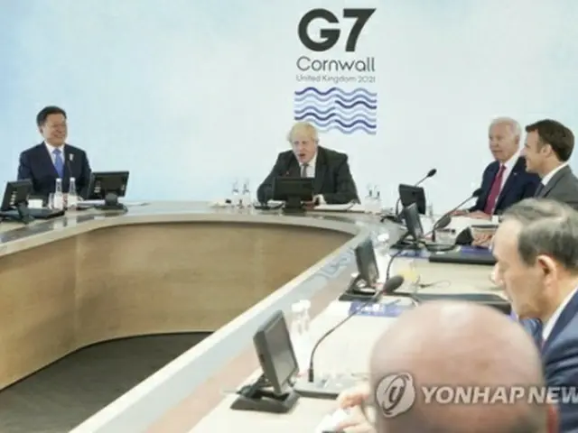 Ｇ７サミットの第１セッションに出席した（左から）文大統領、ジョンソン英首相、バイデン米大統領、マクロン仏大統領、菅首相＝１２日、コーンウォール（聯合ニュース）