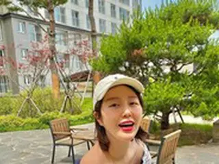 歌手Navi、出産から1か月の近況を公開＝「夏に向けて準備…お腹はいつ引っ込むの？」