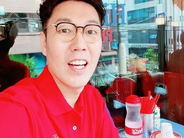 お笑い芸人キム・ヨンチョル、疲れるスケジュールの中の余裕…“これ食べて香港行っちゃうんじゃない？”（画像提供:wowkorea）