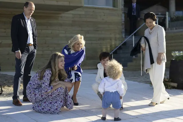 文大統領夫人、英首相の息子のあいさつに「にっこり」＝G7出席中の和やかなワンシーンが話題（画像提供:wowkorea）
