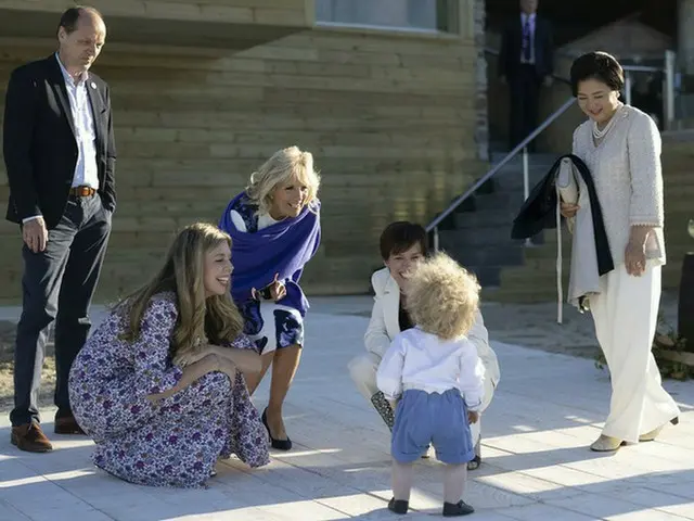 文大統領夫人、英首相の息子のあいさつに「にっこり」＝G7出席中の和やかなワンシーンが話題（画像提供:wowkorea）