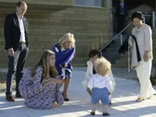 文大統領夫人、英首相の息子のあいさつに「にっこり」＝G7出席中の和やかなワンシーンが話題
