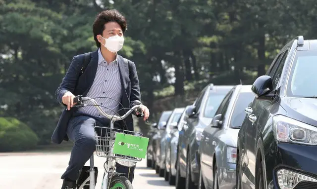 36歳の韓国最大野党代表、自転車シェアリングで颯爽と通勤も…市民から疑問の声「ノーヘルが許されるのは、なぜ？」（画像提供:wowkorea）