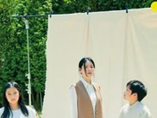女優イ・ヨンエ、大きくなった双子の子どもたちと画報撮影