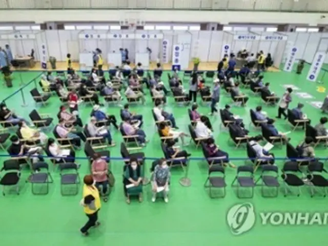 ワクチン接種会場の様子＝16日、ソウル（聯合ニュース）