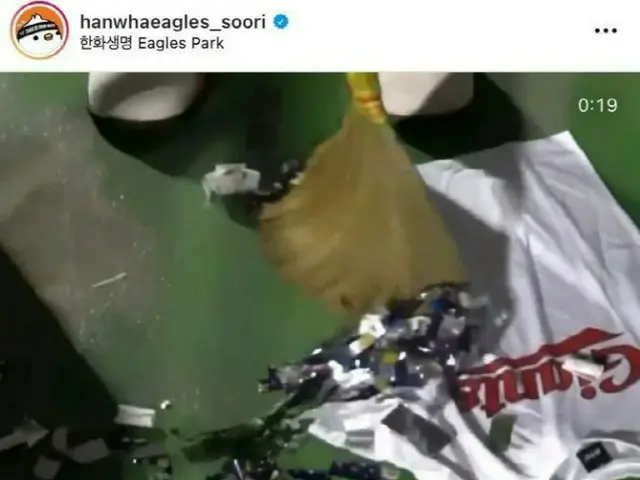 ハンファ・イーグルスのマスコット、相手チームのユニフォームを「ほうきで掃く」動画公開し物議…公式謝罪へ（画像提供:wowkorea）