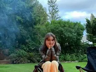 「NiziU」のNINA、まるでハリウッド女優の休日のようなひとときを公開…愛犬とキャンプファイヤー