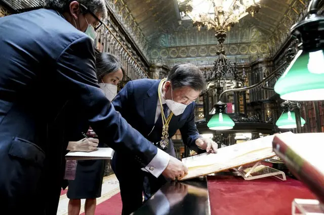 韓国文大統領、スペインで「朝鮮王国全図」閲覧（画像提供:wowkorea）