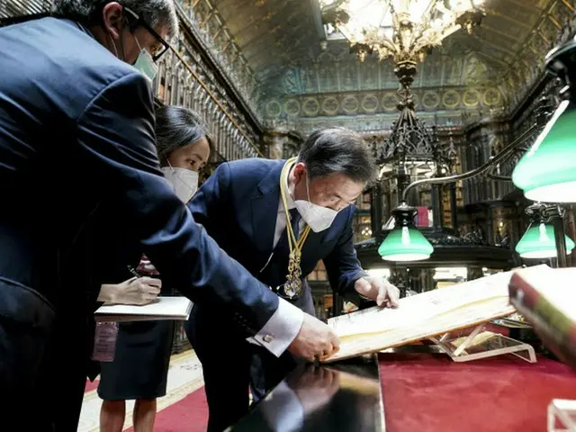 韓国文大統領、スペインで「朝鮮王国全図」閲覧（画像提供:wowkorea）