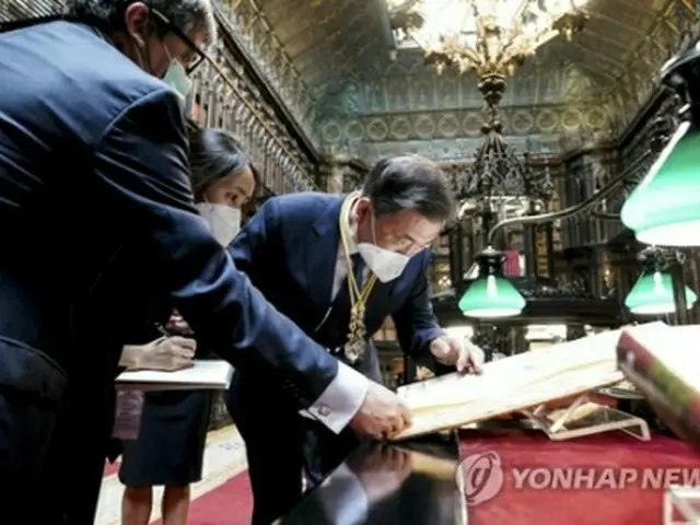 朝鮮王国全図を閲覧する文大統領＝16日、マドリード（聯合ニュース）
