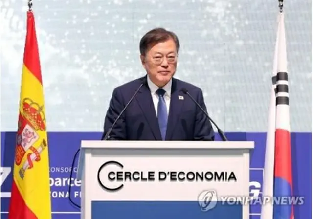 フォーラムで発言する文大統領＝１６日、バルセロナ（聯合ニュース）