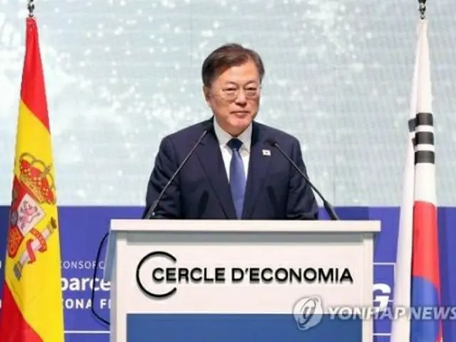 フォーラムで発言する文大統領＝１６日、バルセロナ（聯合ニュース）