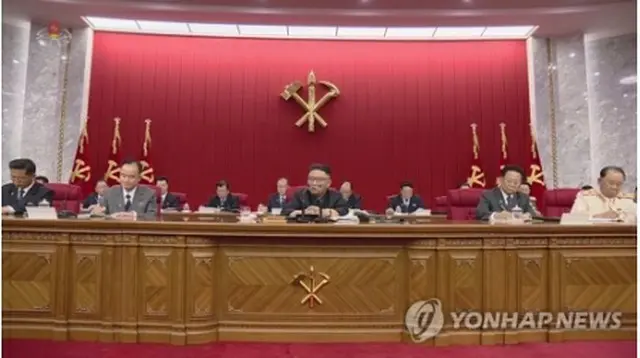 15日の党中央委員会総会で発言する金正恩（中央）＝（朝鮮中央通信＝聯合ニュース）≪転載・転用禁止≫