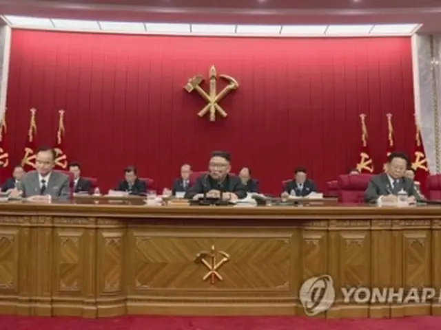 15日の党中央委員会総会で発言する金正恩（中央）＝（朝鮮中央通信＝聯合ニュース）≪転載・転用禁止≫