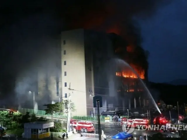 消火作業の様子＝（聯合ニュース）