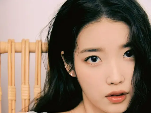 歌手IU（アイユー）、清涼感あふれるファッション画報公開（画像提供:wowkorea）