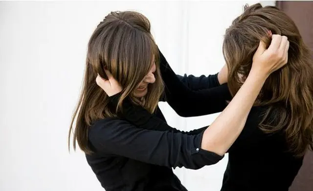夫が不倫女性と「同伴出勤」、激怒した妻が大企業ロビーで相手女性の髪掴み「大乱闘」＝韓国（画像提供:wowkorea）