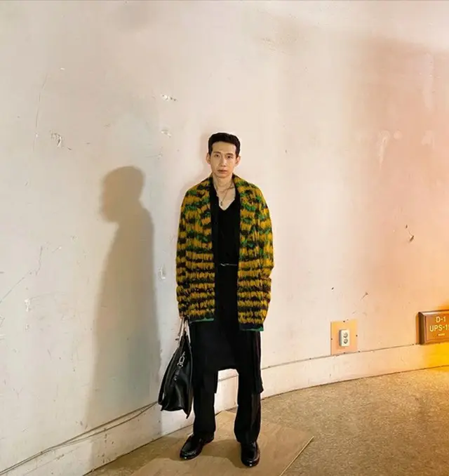 「ペントハウス」俳優ポン・テギュ、コートの上にジャケット…完璧なファッションセンス（画像提供:wowkorea）
