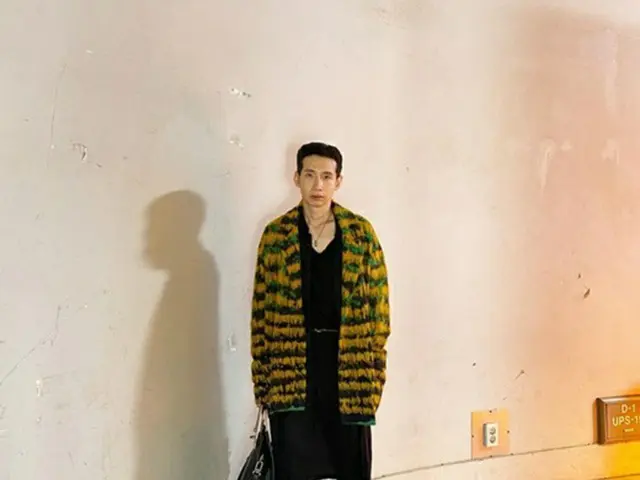 「ペントハウス」俳優ポン・テギュ、コートの上にジャケット…完璧なファッションセンス（画像提供:wowkorea）
