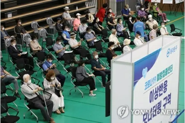 ワクチン接種後、副反応に備えて待機する市民（資料写真）＝（聯合ニュース）