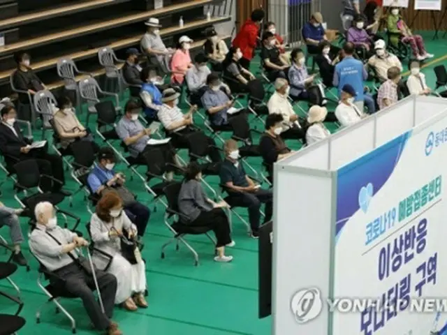 ワクチン接種後、副反応に備えて待機する市民（資料写真）＝（聯合ニュース）