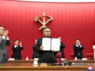 金正恩氏　党中央委員会総会閉会後に公演観覧