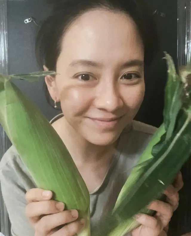 女優ソン・ジヒョ、チョン・ソミンが送ってくれたトウモロコシを持って認証ショット…欠点の無いお肌（画像提供:wowkorea）