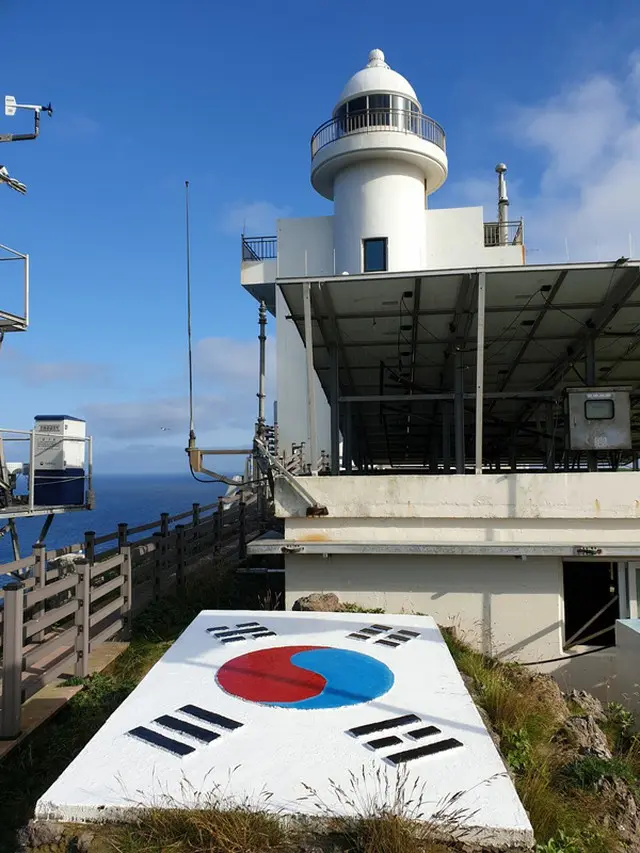 「独島愛運動本部」と反日活動家の教授、竹島の灯台前に塗装で大型“太極旗”掲げる「空からも韓国の領土だと確認できる」（画像提供:wowkorea）