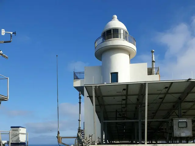 「独島愛運動本部」と反日活動家の教授、竹島の灯台前に塗装で大型“太極旗”掲げる「空からも韓国の領土だと確認できる」（画像提供:wowkorea）