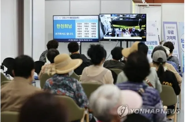 ワクチン接種を受けた後に待機する市民（資料写真）＝（聯合ニュース）