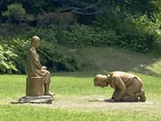 慰安婦少女像の前で土下座する安倍元首相「永遠の贖罪」像、日本で展示会を検討＝韓国の植物園長