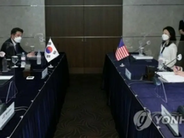 協議を行う魯氏（左端）とキム氏（右端、写真共同取材団）＝21日、ソウル（聯合ニュース）