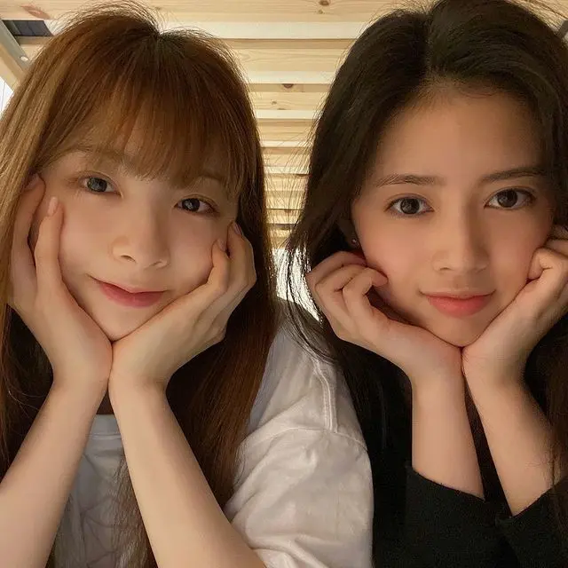 「NiziU」のRIMA＆MIIHI、肩を寄せ合いツーショット「おやすみ」…9人そろった練習室での集合写真も話題に（画像:「NiziU」公式インスタグラム）