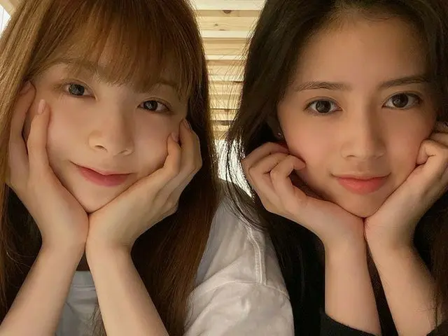 「NiziU」のRIMA＆MIIHI、肩を寄せ合いツーショット「おやすみ」…9人そろった練習室での集合写真も話題に（画像:「NiziU」公式インスタグラム）