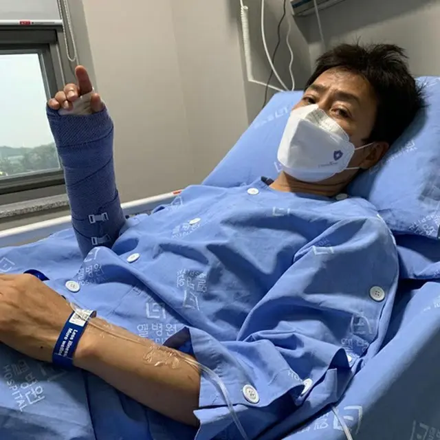 「全治10週」俳優チェ・スジョン、右腕骨折後の近況…“ヒラさん、ごめんなさい。愛してます”（画像提供:wowkorea）