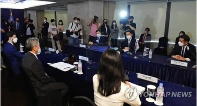 韓国外交部で北朝鮮問題を担当する魯圭悳（ノ・ギュドク）朝鮮半島平和交渉本部長（奥列中央）は21日、ソウル市内のホテルで米国のソン・キム北朝鮮担当特別代表（手前中央）と協議した（写真共同取材団）＝21日、ソウル（聯合ニュース）