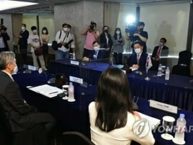 韓国外交部で北朝鮮問題を担当する魯圭悳（ノ・ギュドク）朝鮮半島平和交渉本部長（奥列中央）は21日、ソウル市内のホテルで米国のソン・キム北朝鮮担当特別代表（手前中央）と協議した（写真共同取材団）＝21日、ソウル（聯合ニュース）