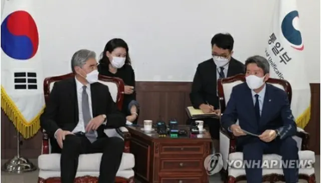 会談する李仁栄長官（右）とソン・キム氏＝22日、ソウル（聯合ニュース）