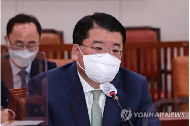 国会外交統一委員会の全体会議で答弁する崔氏＝22日、ソウル（聯合ニュース）