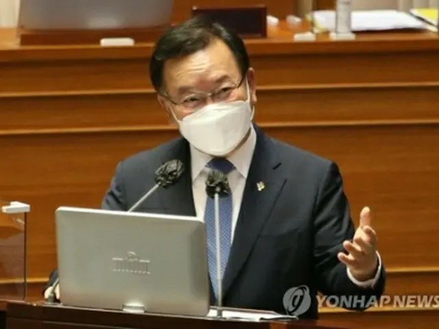 対政府質疑で答弁する金首相＝22日、ソウル（聯合ニュース）
