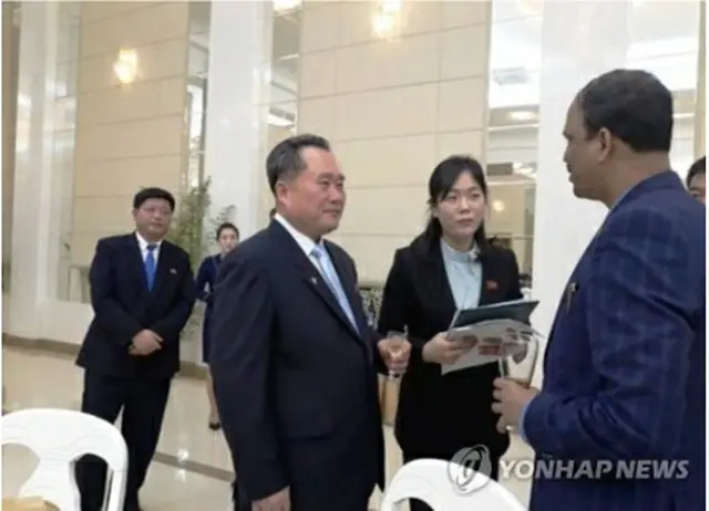 昨年1月23日、駐北朝鮮インド大使と言葉を交わす李善権氏（左、在北朝鮮インド大使館HPより）＝（聯合ニュース）≪転載・転用禁止≫