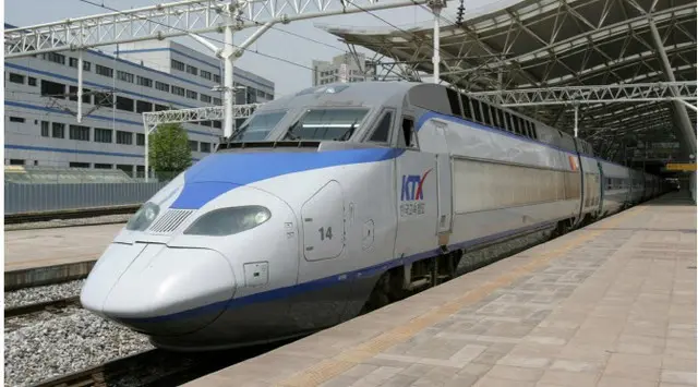 KTXでマスクせずにハンバーガーを食べた20代女性、「不起訴処分」…被害者が告訴取り下げ＝韓国（画像提供:wowkorea）