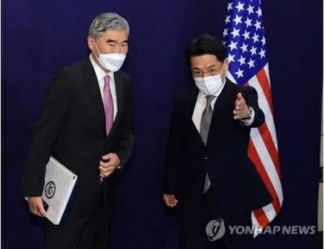 21日、ソウルで会談した韓国外交部の魯圭悳（ノ・ギュドク）朝鮮半島平和交渉本部長（右）と米国のソン・キム北朝鮮担当特別代表（写真共同取材団）＝（聯合ニュース）